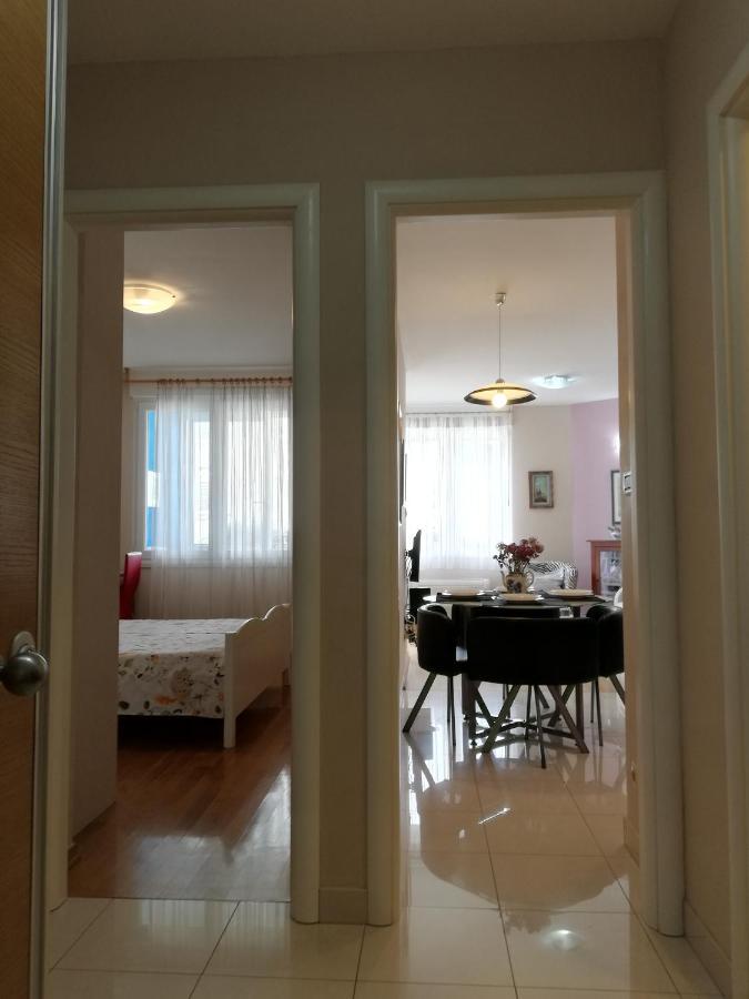 Near Beach Apartment Reno With Private Parking Split Exterior photo