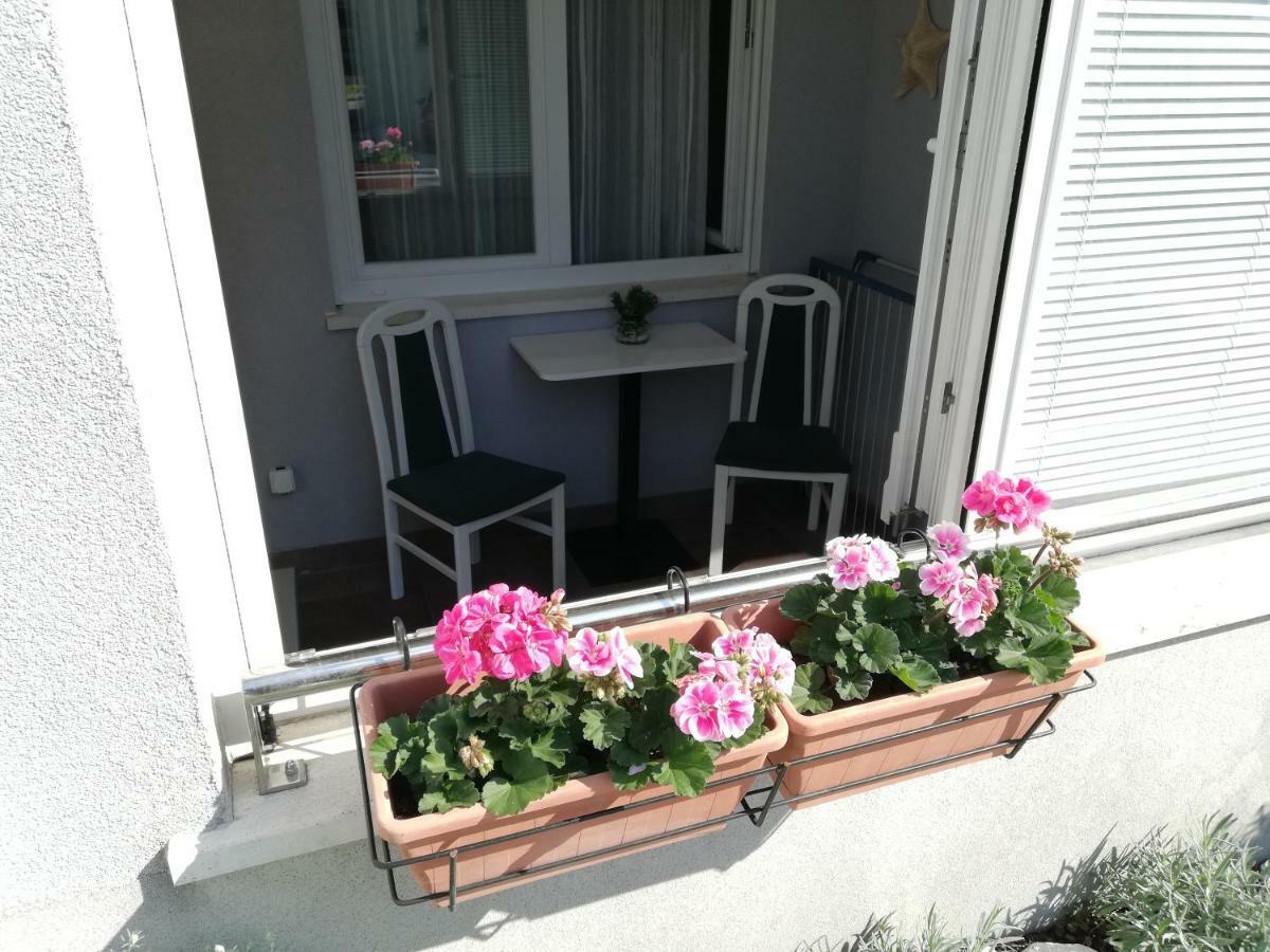 Near Beach Apartment Reno With Private Parking Split Exterior photo