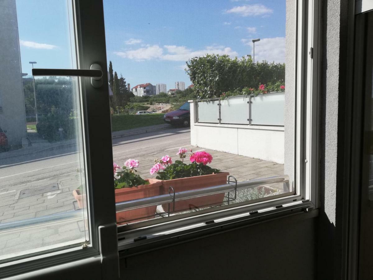 Near Beach Apartment Reno With Private Parking Split Exterior photo